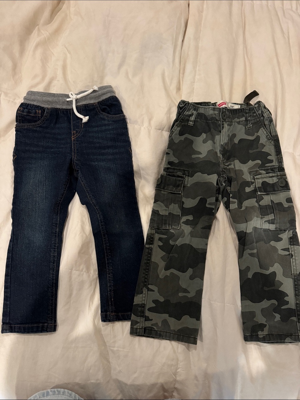 3T bundle of 2 pairs of boys pants - cat & jack/Levis